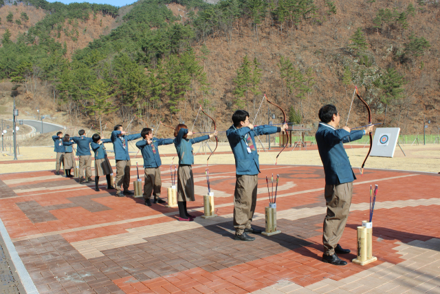 청도신화랑풍류마을 방문객들이 화랑국궁장에서 인기 프로그램인 국궁체험을 하고 있다. 청도군 제공