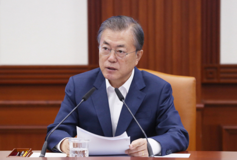 문재인 대통령이 25일 오전 정부서울청사에서 열린 교육관계 장관회의에서 발언을 하고 있다. 연합뉴스