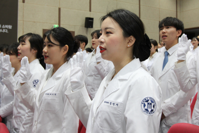 구미대 작업치료과·물리치료과·언어치료과 학생들이 보건통합교육센터 성과 발표회 및 재활치료 통합 선서식을 하고 있다. 구미대 제공
