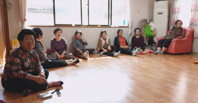 이날 오후 2시 쯤 포탄이 발견된 곳 인근의 한 경로당에는 노인들이 실내서 포탄이 해체되길 기다리고 있다. 남구청은 부대 밖 인근 거주자들을 찾아 포탄발견과 해체 작업을 알리고 외출 자제 등 안전을 당부했다. 이주형 기자.