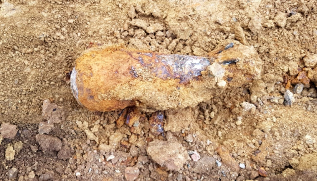 25일 오전 대구 주한미군 캠프워커 기지 내 컨테이너 적재 대체지 조성 공사장 인근에서 발견된 포탄. 주한미군 측은 현재 과거에 사용하던 연습용 포탄으로 추청하고 있다. 대구 남구청 제공.