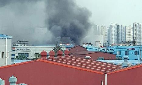 25일 오후 4시 22분쯤 인천시 남동구 고잔동 남동공단 소재 한 냉장고 내장고 제조 공장에서 화재 발생. 연합뉴스