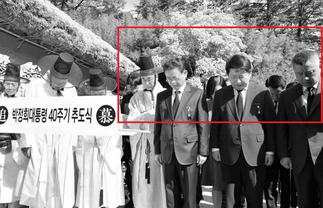 권영진 대구시장이 26일 경북 구미시 상모사곡동 박정희 생가에서 열린 박정희 대통령 서거 40주기 추도식에 참석했다. 사진 빨간 네모 안 왼쪽부터 초헌관을 맡은 장세용 구미시장, 이철우 경북도지사, 권영진 대구시장, 장석춘 국회의원(자유한국당 경북 구미시 을). 권영진 대구시장 페이스북