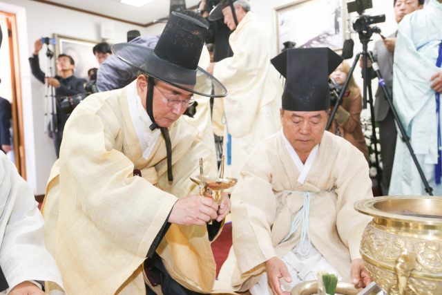 장세용 경북 구미시장이 취임 후 처음으로 박정희 전 대통령 추도식에 참석, 초헌관을 맡아 술잔을 올리고 있다. 구미시 제공