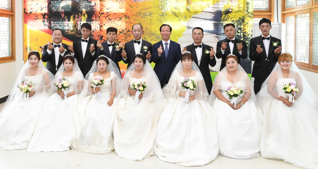 거창사건사업소 현장에서 열린 다문화 가족 합동 결혼식에 함여한 7쌍의 부부가 결혼식을 올리고 구인모 거창군수와 기념 촬영을 했다. 거창군 제공