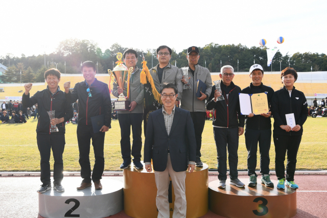 경북 영주시 가흥1동, 상망동, 가흥2동 체육회 관계자들이 시상식에서 포즈를 취하고 있다. 영주시 제공