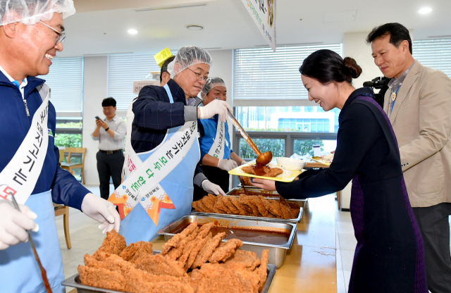 이철우 경상북도지사가 경북도청 구내식당에서 돼지고기 소비촉진을 위해 마련된 돈가스를 배식하고 있다. 경북도 제공