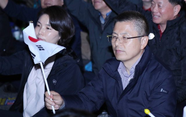 자유한국당 황교안 대표와 전희경(왼쪽) 의원이 25일 오후 서울 광화문광장에서 문재인하야범국민투쟁본부 주최로 열린 제3차 범국민투쟁대회에 참가해 태극기를 흔들고 있다. 연합뉴스