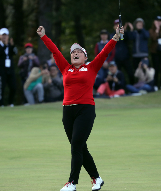 27일 부산 기장군 LPGA 인터내셔널 부산에서 열린 미국여자프로골프(LPGA) 투어 BMW 챔피언십 4라운드에서 장하나가 연장전 끝에 버디로 우승이 결정되자 두 손을 들어 포효하고 있다. 연합뉴스