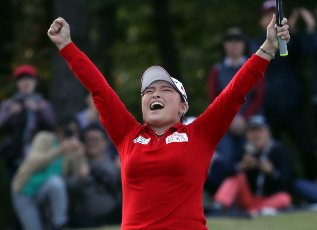 27일 부산 기장군 LPGA 인터내셔널 부산에서 열린 미국여자프로골프(LPGA) 투어 BMW 챔피언십 4라운드에서 장하나가 연장전 끝에 버디로 우승이 결정되자 포효하고 있다. 연합뉴스