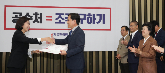 자유한국당 나경원 원내대표가 22일 국회에서 열린 의원총회에서 조국 인사청문회대책TF 유공 의원과 당직자들에게 표창장을 수여하고 있다. 연합뉴스