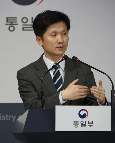 이상민 통일부 대변인이 25일 북한이 이날 통지문을 보내 금강산 남측 시설 철거 관련 협의를 통보한 데 대해 