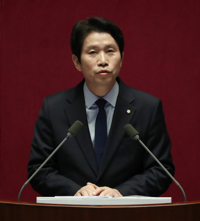 더불어민주당 이인영 원내대표가 28일 오전 국회 본회의장에서 교섭단체 대표연설을 하고 있다. 연합뉴스