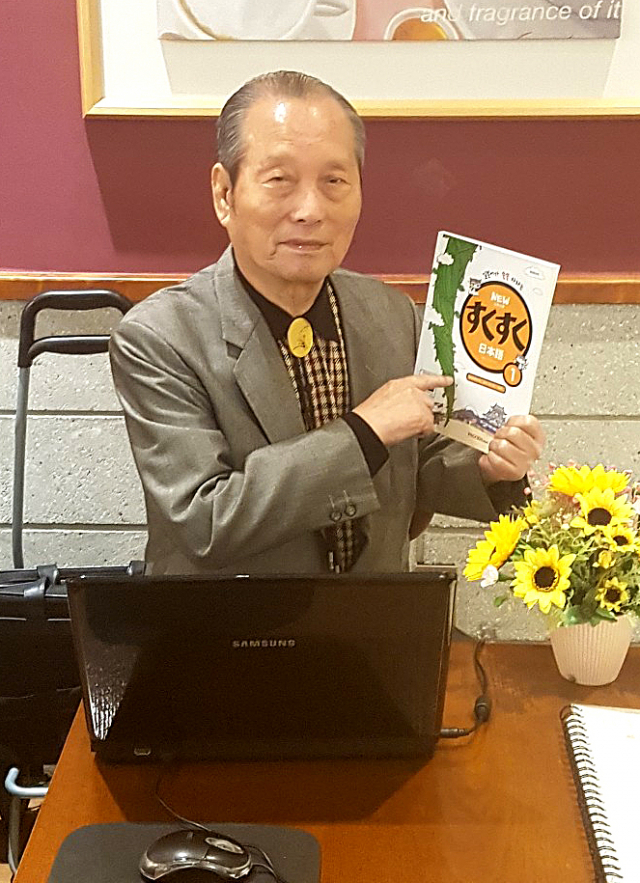 은퇴 후 65세 때 일본어를 배우기 시작해 20년째 일본어 강사로 활동하고 있는 오명환(90) 옹(翁). 일본어 강의 무료 봉사는 그의 건강과 행복을 지키는 비법이다. 석민 선임기자