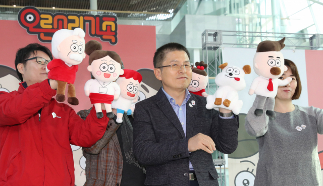 자유한국당 황교안 대표가 28일 오전 국회 의원회관에서 열린 오른소리가족 제작발표회에 참가해 당직자들과 함께 인형극 캐릭터를 들어보이고 있다. 연합뉴스