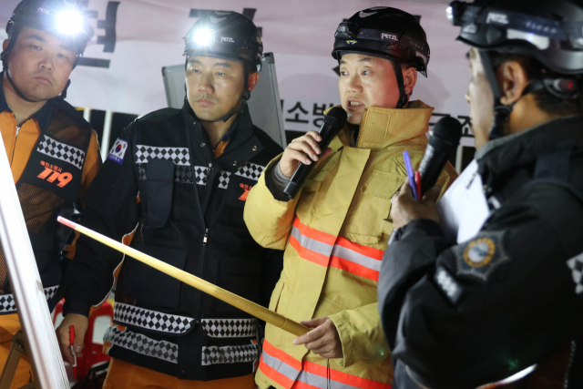 박경욱(왼쫀 세번째) 예천소방서장이 지난 24일 실시한 긴급구조통제단 가동훈련에서 현장 임무를 지시하고 있다. 예천소방서 제공