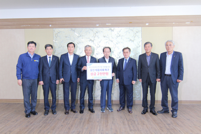 박태준 이사(오른쪽에서 4번째)와 도기윤 본부장(오른쪽에서 3번째), 울진 농축협 조합장들이 성금을 전달한 뒤 기념사진을 찍고 있다. 경북농협 제공
