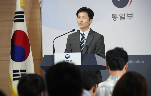 이상민 통일부 대변인이 25일 정부서울청사에서 열린 브리핑에서 북한이 이날 통지문을 보내 금강산 남측 시설 철거 관련 협의를 통보한 데 대해 