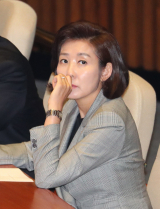 자유한국당 나경원 원내대표가 28일 오전 국회 본회의장에서 열린 더불어민주당 이인영 원내대표의 교섭단체 대표연설을 듣고 있다. 연합뉴스