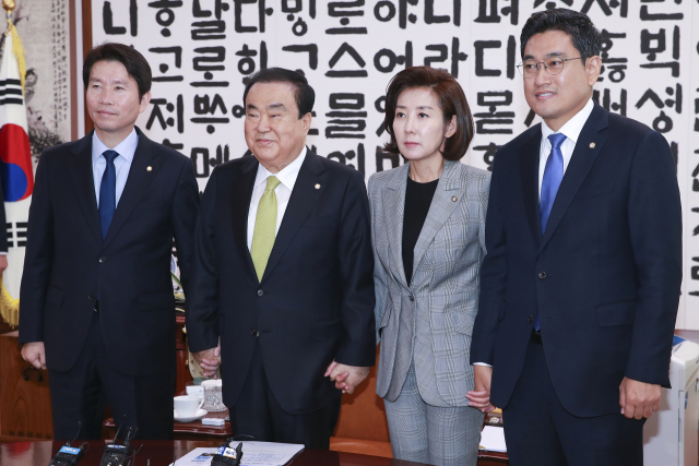 문희상 국회의장이 28일 오전 국회에서 교섭단체 원내대표들과 회동하고 있다. 왼쪽부터 더불어민주당 이인영 원내대표, 문 의장, 자유한국당 나경원, 바른미래당 오신환 원내대표. 연합뉴스