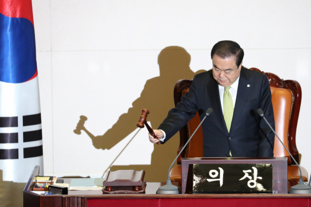 문희상 국회의장이 28일 오전 국회 본회의장에서 열린 교섭단체 대표연설에서 의사봉을 두드리고 있다. 연합뉴스