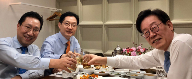 양정철 민주연구원장(왼쪽부터)과 김경수 경남지사, 이재명 경기지사가 28일 경기도 수원에서 만나 저녁 식사를 함께 하고 있다. 연합뉴스