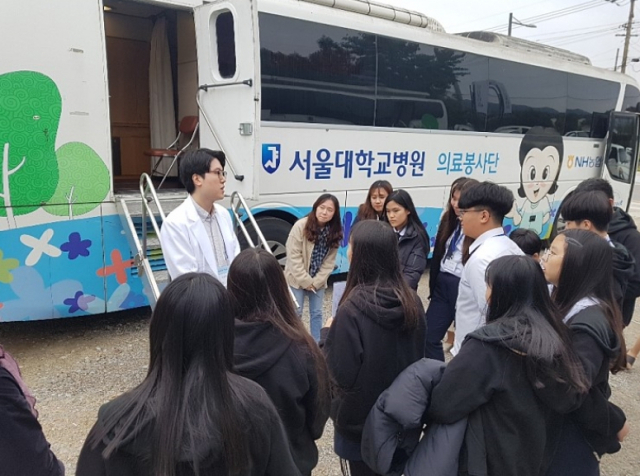 서울대병원 김택민 영상의학과 전문의가 상주 모서중학교 학생들과 인터뷰를 진행하고 있다. 모서중학교 제공