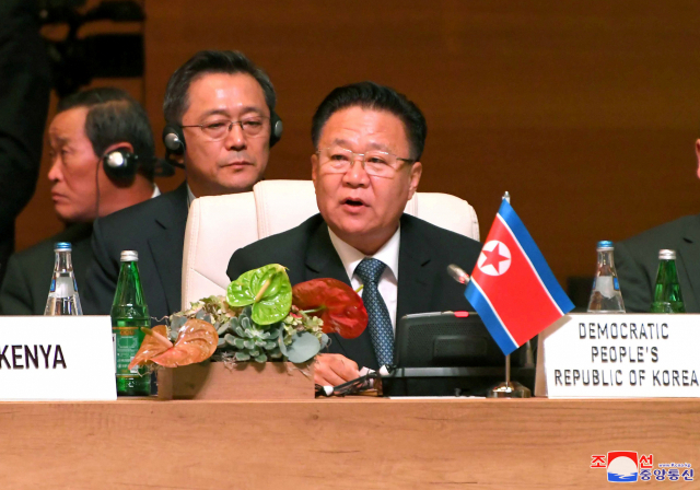 지난 25∼26일 아제르바이잔 바쿠에서 열린 제18차 비동맹운동(NAM) 회의 기간 중 최룡해 북한 국무위원회 제1부위원장 겸 최고인민회의 상임위원장이 발언하는 모습으로 29일 북한 중앙통신이 공개한 사진. 연합뉴스