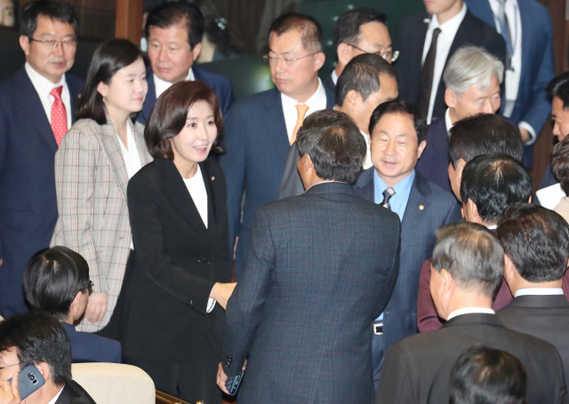 자유한국당 나경원 원내대표(왼쪽 세번째)가 29일 서울 국회 본회의장에서 교섭단체 대표연설을 마친 후 동료의원들의 축하를 받고 있다. 연합뉴스