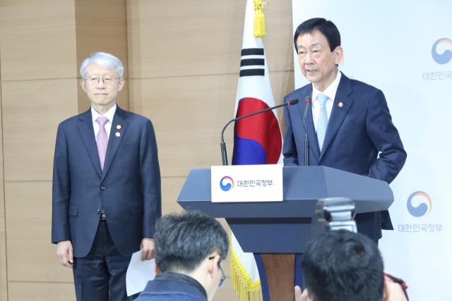 진영 행정안전부 장관과 최기영 과학기술정보통신부 장관이 29일 정부서울청사 브리핑실에서 디지털 정부혁신 추진 계획을 발표하고 있다. 연합뉴스