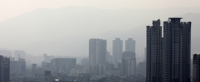 대구 북구 구암서원에서 바라본 대구 도심이 희뿌연 미세먼지로 덮여있다. 매일신문DB