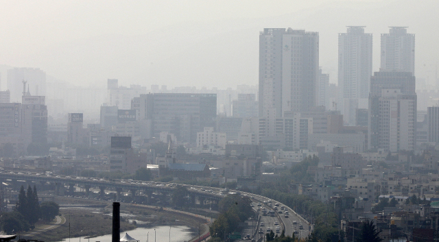 대구지역 초미세먼지 농도가 매우나쁨 수준을 보인 지난 29일 대구 북구 구암서원에서 바라본 도심이 희뿌연 먼지로 덮여 있다. 대구시 기후대기과는 이날 오후 2시를 기해 대구 전역에 미세먼지 주의보를 발령했다. 김영진 기자 kyjmaeil@imaeil.com