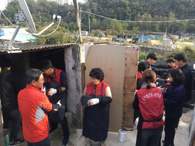 지난 28일 상주발전범시민연합 회원들이 남원동사무소 직원들과 함께 어려운 이웃가구를 찾아가 연탄을 직접 배달하고 있다. 상주발전시민연합 제공