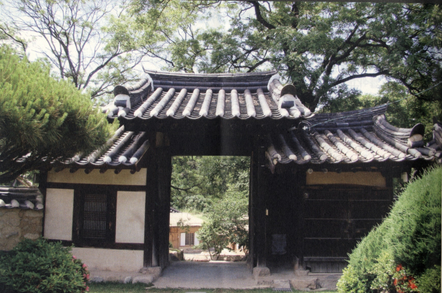 한개마을 응와종택은 판서까지 역임한 응와 이원조로 널리 알려진 고택이다. 집 안에서 본 응와종택 대문. 성주군 제공