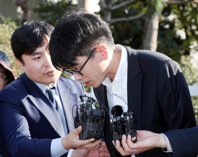 해외에서 변종 대마를 흡연하고 국내로 밀반입한 혐의로 구속 기소됐다가 집행유예로 석방된 이재현 CJ그룹 회장의 장남 선호씨가 24일 오후 인천시 미추홀구 인천구치소를 나와 소감을 묻는 취재진의 질문에 고개를 숙여 답하고 있다. 연합뉴스