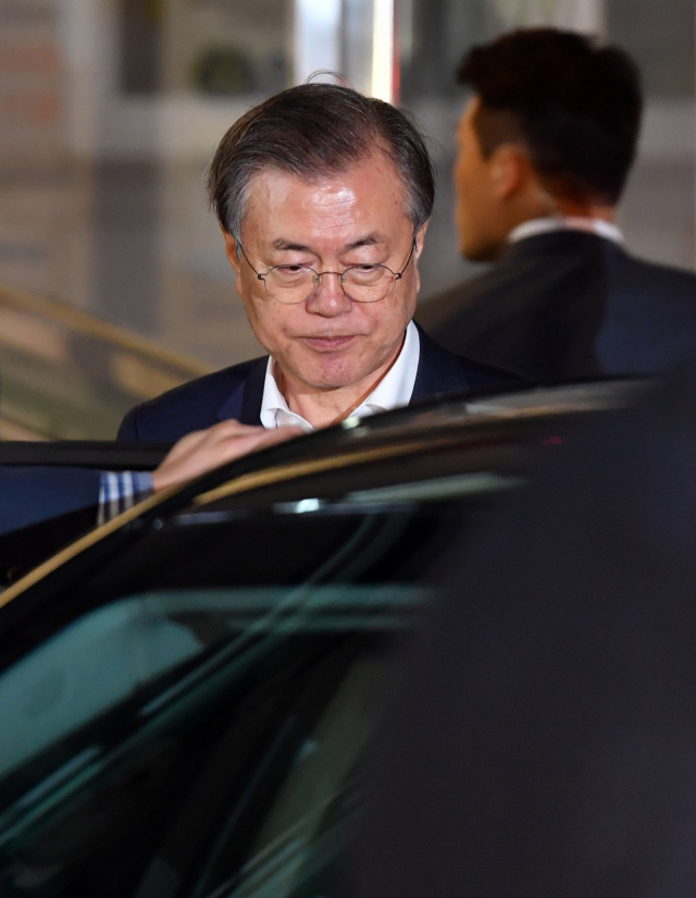 문재인 대통령이 29일 오후 모친인 강한옥(92) 여사의 별세를 지켜본 뒤 병원을 나서고 있다. 연합뉴스