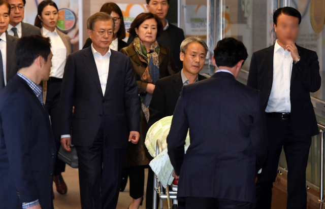 문재인 대통령과 김정숙 여사(문 대통령 오른쪽)가 29일 오후 강한옥(92) 여사의 별세를 지켜본 뒤 병원을 나서고 있다. 연합뉴스