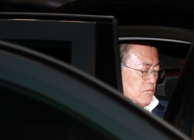 문재인 대통령이 29일 오후 모친인 강한옥(92) 여사의 별세를 지켜본 뒤 부산의 한 병원을 나서고 있다. 연합뉴스