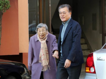 문재인 대통령의 모친인 강한옥 여사가 29일 향년 92세로 별세했다. 사진은 문재인 대통령이 지난 2016년 12월 25일 성탄미사를 위해 강 여사와 함께 길을 나서는 모습. 자료사진 연합뉴스