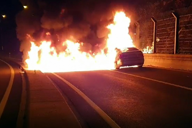 28일 오후 경기도 남양주시 서울양양고속도로 화도나들목 인근에서 BMW 530 차량에서 불이 나 차가 불타고 있다. 연합뉴스