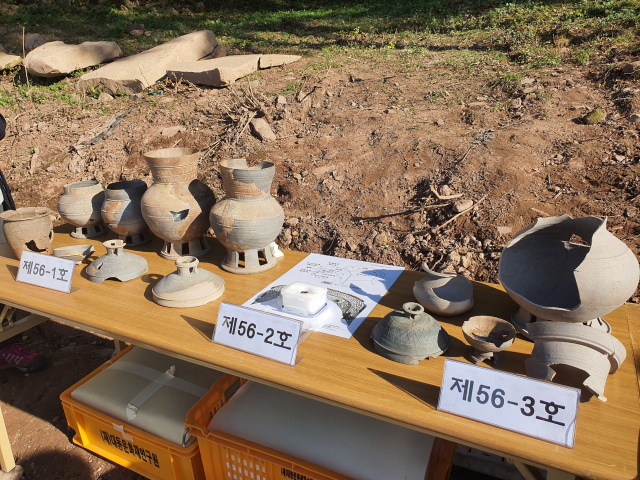 북구청이 지난 7월 26일부터 재발굴을 진행한 대구 북구 구암동 고분군에서 새롭게 발견된 제56호분의 배장분 4기에서 토기류와 금속류 30여 점의 문화재가 출토됐다. 북구청 제공.