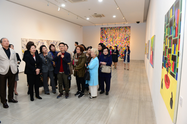 팝아트 작가 홍경택 초대전이 열린 대구보건대 인당뮤지엄에서 남성희 총장 등이 작품을 감상하고 있다. 대구보건대 제공