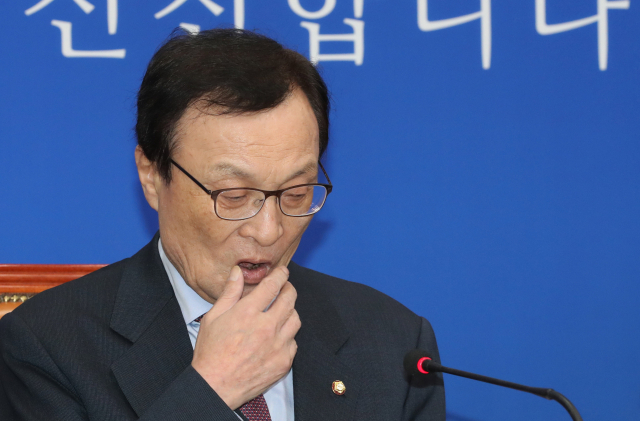 더불어민주당 이해찬 대표가 30일 오후 국회 당대표회의실에서 열린 제11차 정기 기자간담회에서 발언 자료를 살펴보고 있다. 연합뉴스