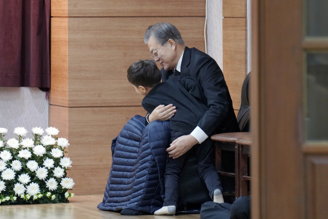 문재인 대통령이 30일 오전 부산 남천성당에 마련된 모친 고 강한옥 여사의 빈소에서 손주와 대화하고 있다. 연합뉴스