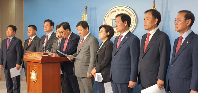 국회 산업통상자원중소벤처기업위원회 소속 자유한국당 국회의원들은 30일 국회 정론관에서 기자회견을 열고 월성 1호기를 재가동하고 신한울 3·4호기 건설을 재개할 것을 촉구했다. 곽대훈 의원실 제공