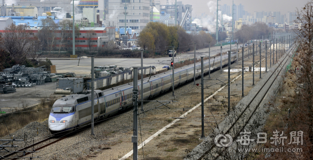 동대구역으로 KTX 열차가 들어오고 있다. 매일신문 DB