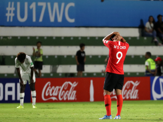 30일 오후(현지시간) 브라질 에스타지우 다 세히냐 고이아니아 경기장에서 열린 2019 FIFA U-17 월드컵 대한민국 대 프랑스 조별예선 2차전. 1대 3 대한민국의 패배로 경기가 끝난 후 최민서가 아쉬운하고 있다. 연합뉴스