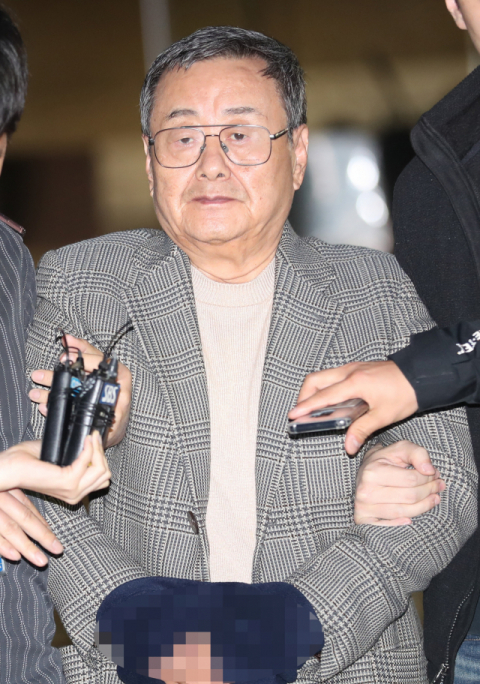 가사도우미를 성폭행하고 비서를 성추행한 혐의를 받는 김준기 전 DB그룹(옛 동부그룹) 회장이 25일 오후 서울 서초구 서울중앙지법에서 구속 전 피의자심문(영장실질심사)을 마치고 법원을 빠져나오고 있다. 연합뉴스