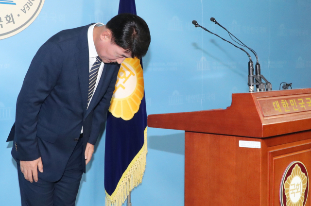 정치자금법 위반으로 의원직을 상실한 자유한국당 황영철 의원이 31일 오전 국회 정론관에서 입장을 밝힌 뒤 인사하고 있다. 대법원 3부는 정치자금법 위반 등 혐의로 기소된 자유한국당 황영철 의원에게 징역 2년에 집행유예 3년 등을 선고한 원심을 확정했다. 연합뉴스