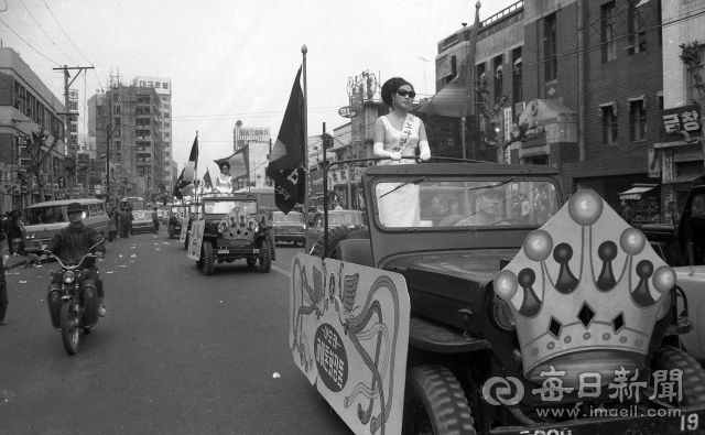 1971년 미스경북 수상자들이 대구시내에서 카퍼레이드를 하고 있다. 매일신문 DB